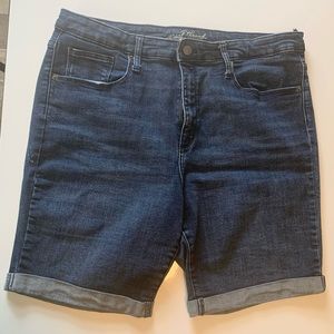 Universal thread plus size Bermuda shorts